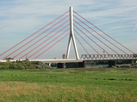 Wesel : Im Bild zu sehen, die am 30.11.2009 eröffnete "Neue Niederrheinbrücke Wesel" ( Schrägseilbrücke ) und davor die klein wirkende alte Fachwerkbrücke ( Stahlfachwerkkonstruktion ).